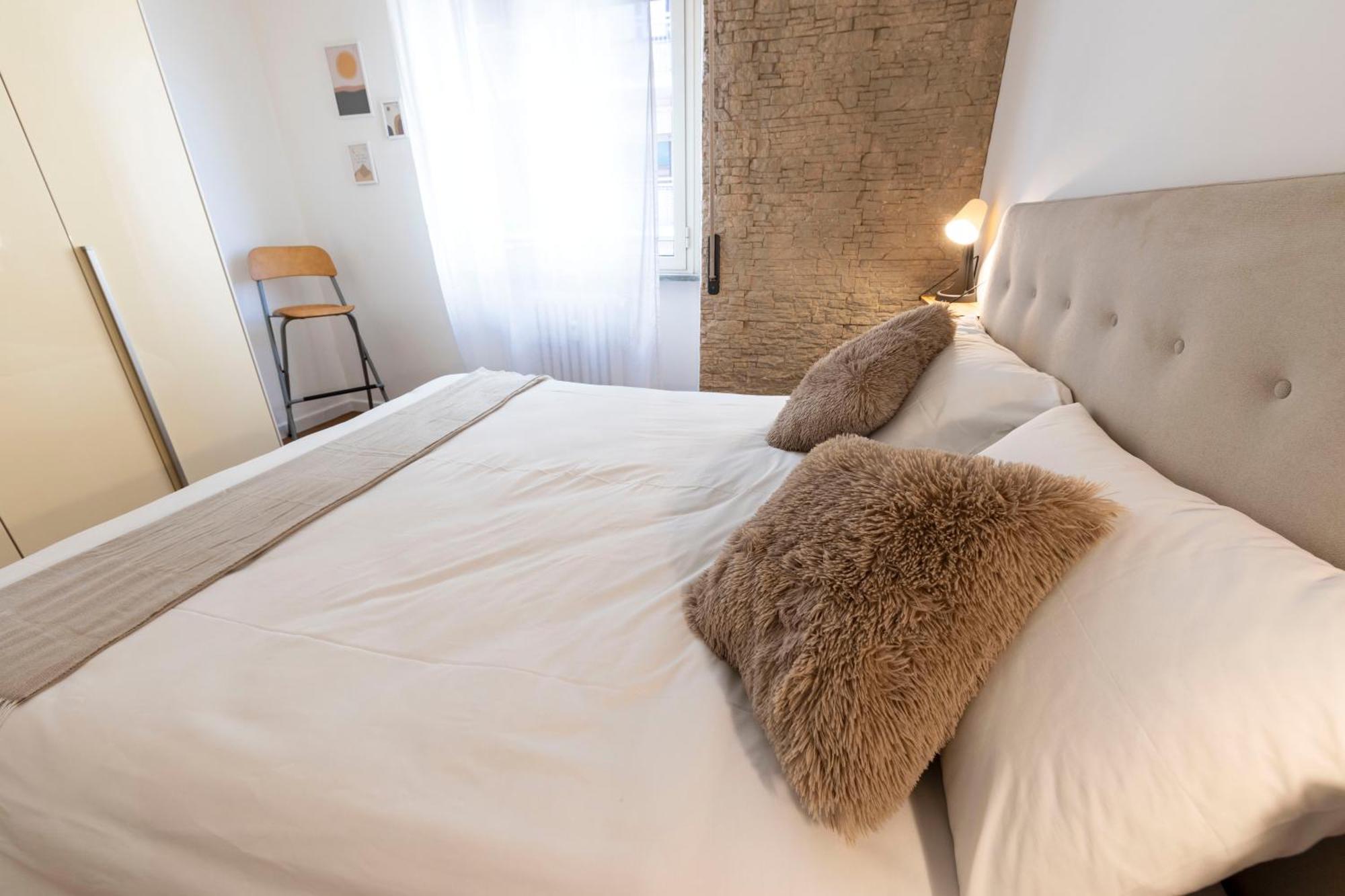 Liu Tiburtina In Apartment