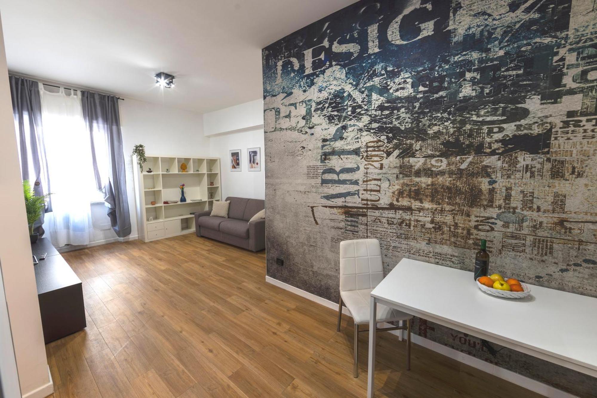 Liu Tiburtina In Apartment